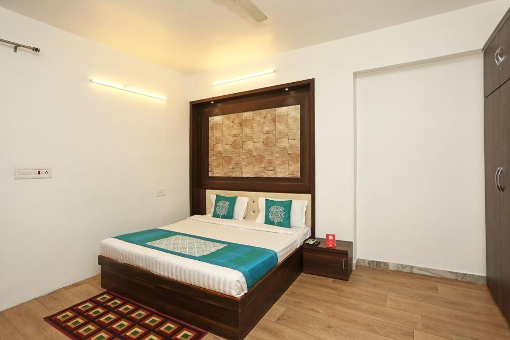 a bed room with sofa at haveli inn jodhpur in jodhpur hotel_Image