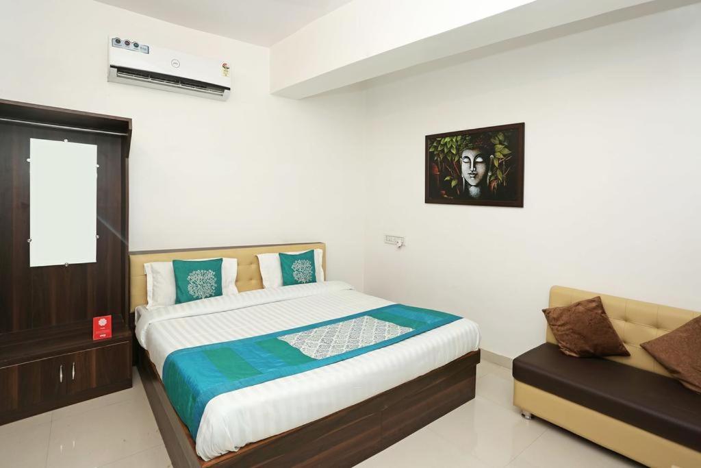 a bed room with sofa at haveli inn jodhpur in jodhpur hotel_Image