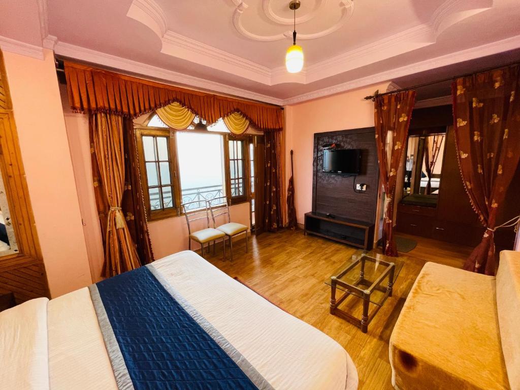 a double bed room with t.v at hotel himalayan escape in shimla hotel_Image
