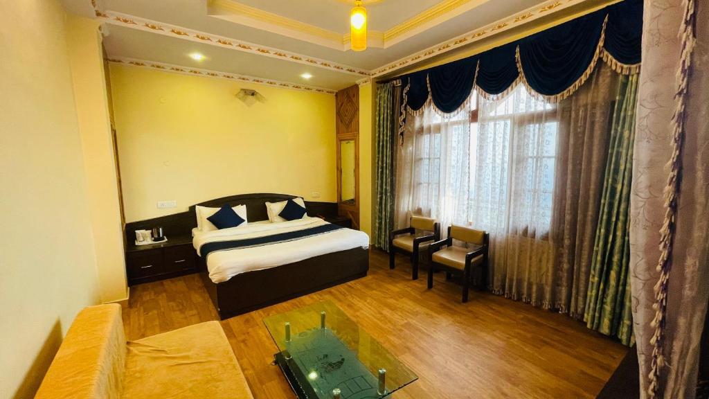 a double bed room with t.v at hotel himalayan escape in shimla hotel_Image