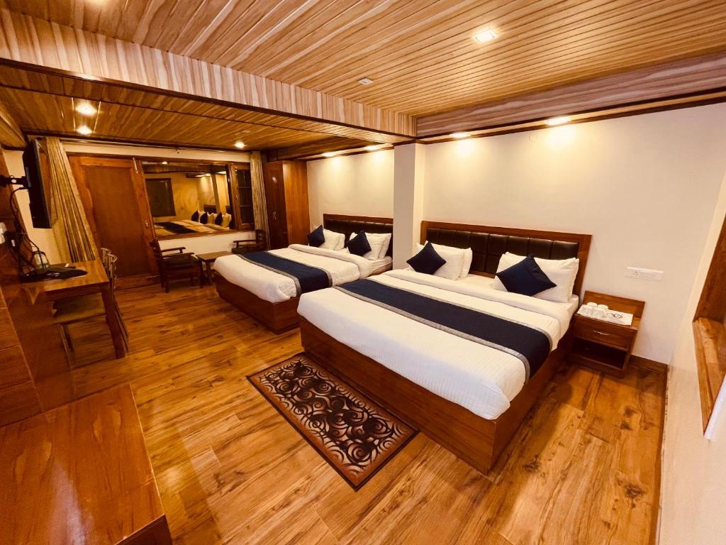 a double bed room with t.v at hotel himalayan escape in shimla hotel_Image