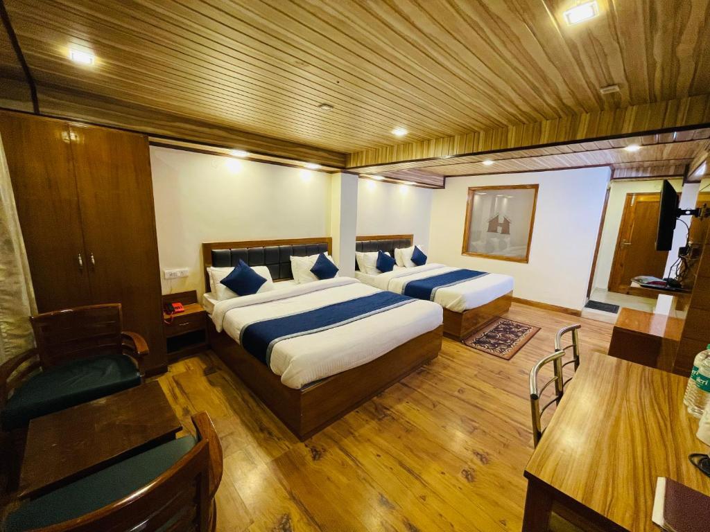 a double bed room with t.v at hotel himalayan escape in shimla hotel_Image