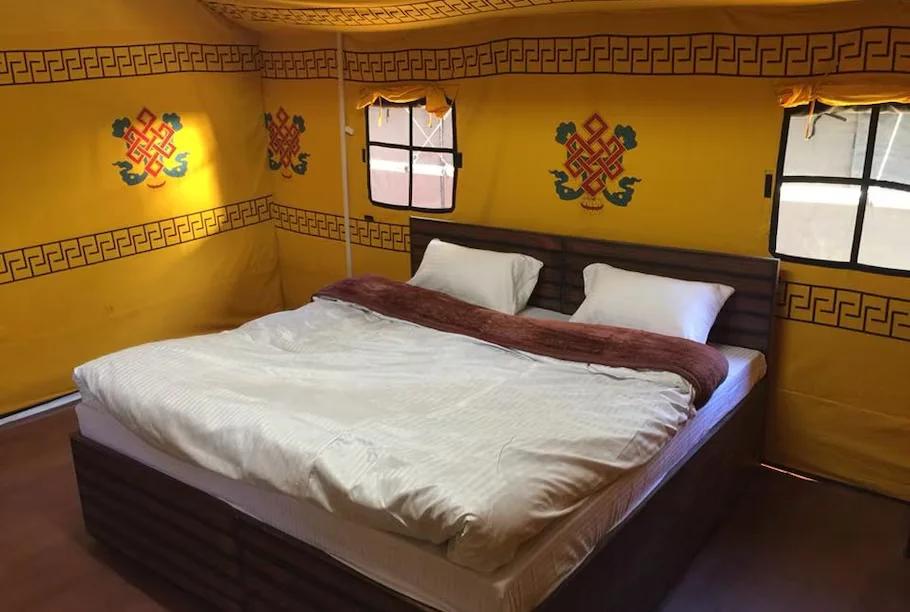 a double bed room with t.v at jungle stays in chail hotel_Image