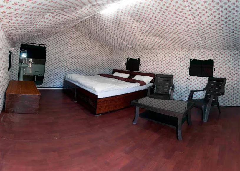 a double bed room with t.v at jungle stays in chail hotel_Image
