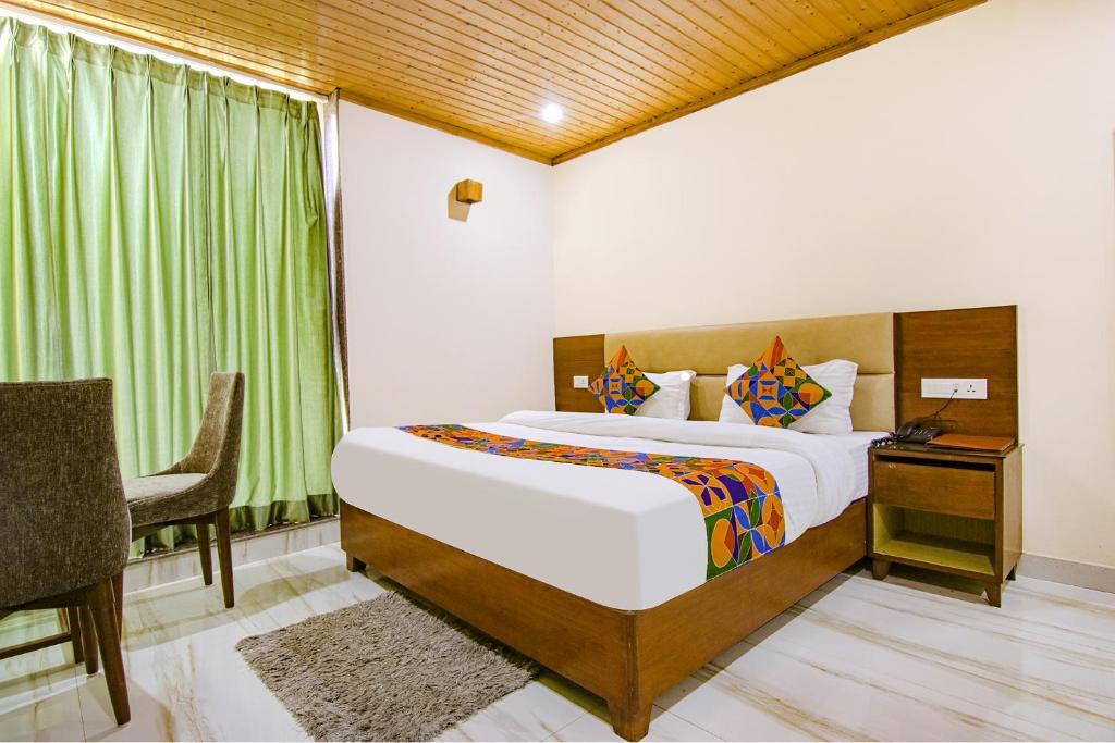 a bedroom with two chair at hotel kanari in Mussoorie hotel_Image