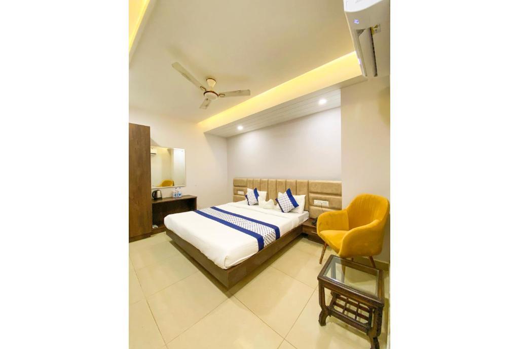 a bed room with t.v at hotel ludhiana regency in ludhiana hotel_Image