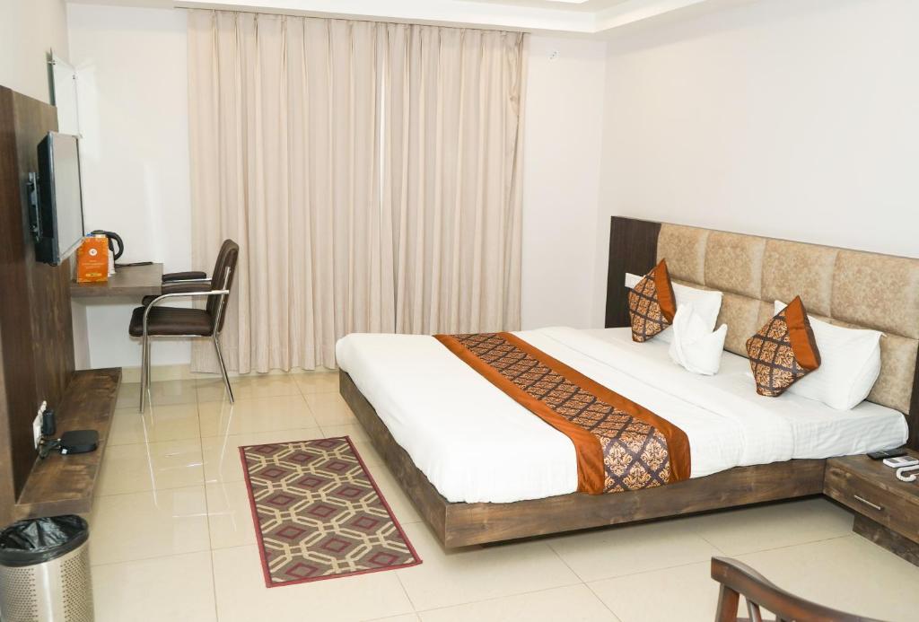 a bed room with t.v at hotel ludhiana regency in ludhiana hotel_Image
