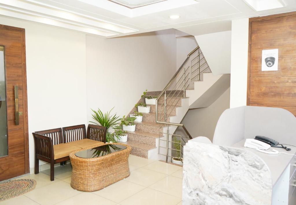 seating area at hotel ludhiana regency in ludhiana hotel_Image