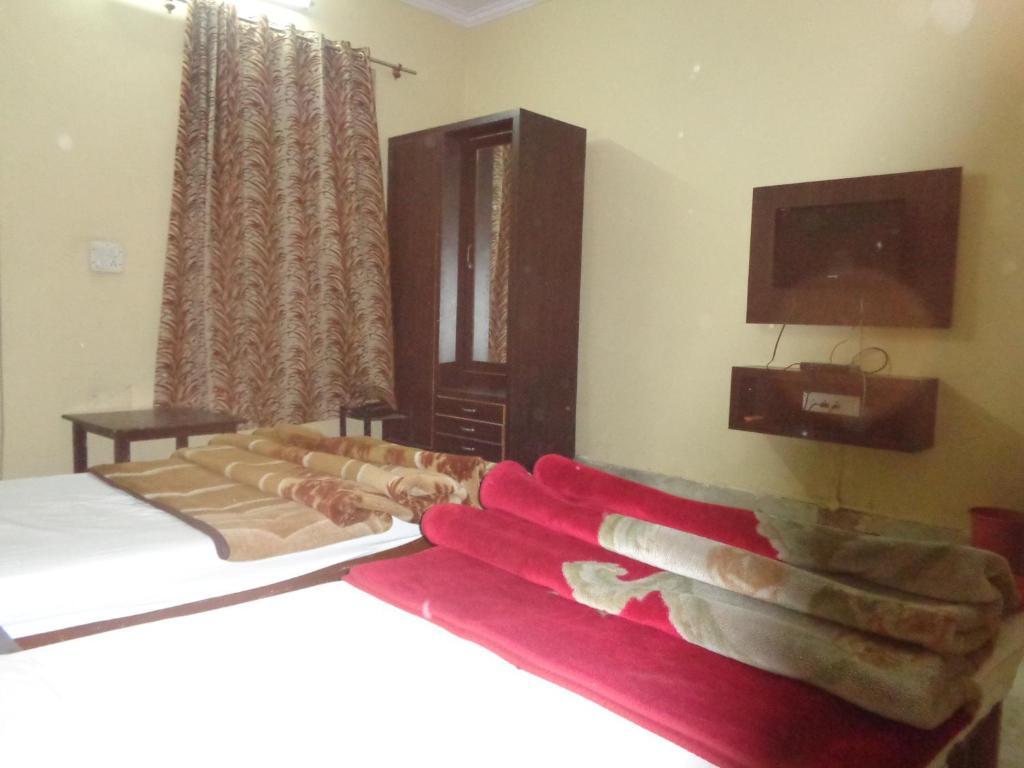 a triple bedroom with t.v at hotel maharana palace in mathura hotel_Image