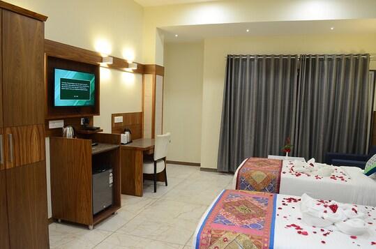 a bed room with t.v at hotel mandovin in udaipur hotel_Image
