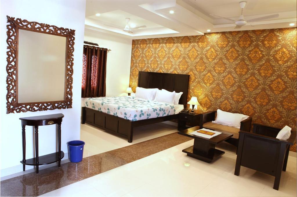 a double bed room with seating area at hotel om heritage in jodhpur hotel_Image