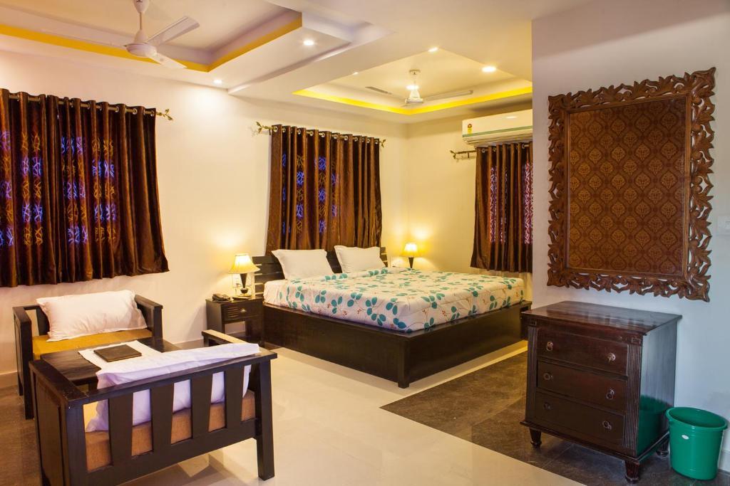a double bed room with seating area at hotel om heritage in jodhpur hotel_Image