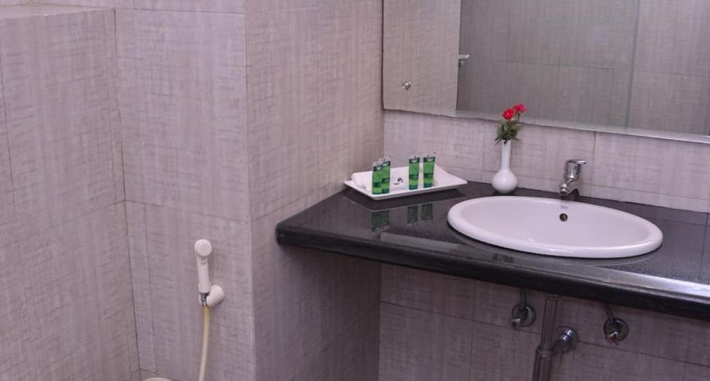 bathroom with commode hotel parth in mathura hotel_Image