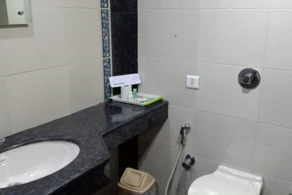 bathroom with commode hotel parth in mathura hotel_Image