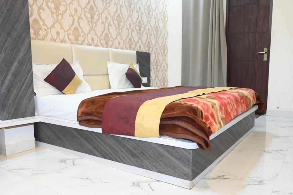 a double bed room with t.v hotel parth in mathura hotel_Image