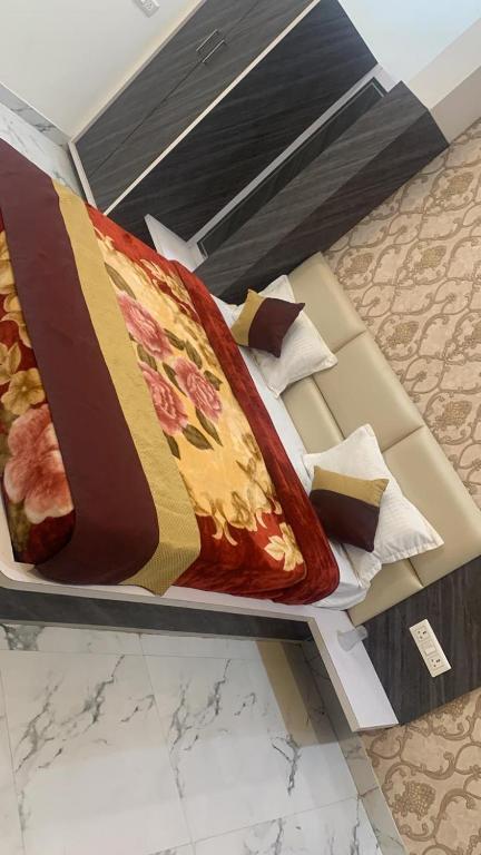 a double bed room with t.v hotel parth in mathura hotel_Image