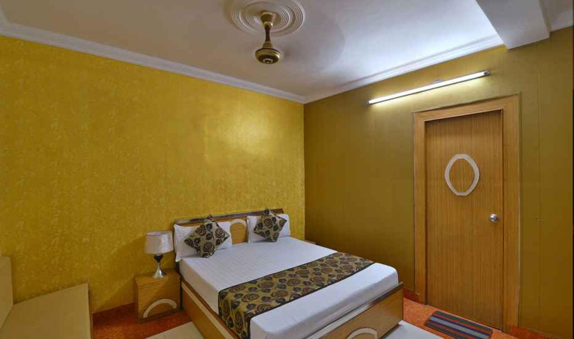 a double bed room with t.v at hotel punjabi niwas in amritsar hotel_Image