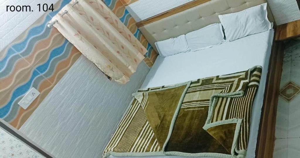 a double bed room with t.v at hotel raghav guest house at mathura hotel_Image