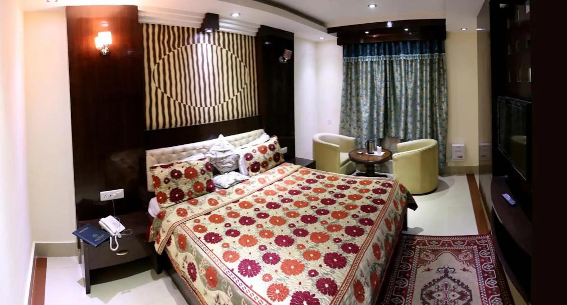 a double bed room with t.v at hotel raj mandir in haridwar hotel_Image