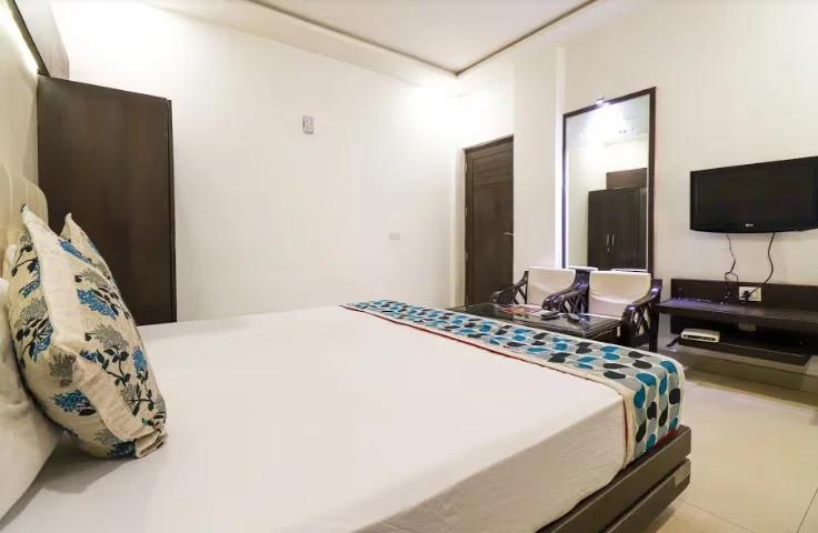 a double bed room with t.v at hotel riya palace in agra hotel_Image