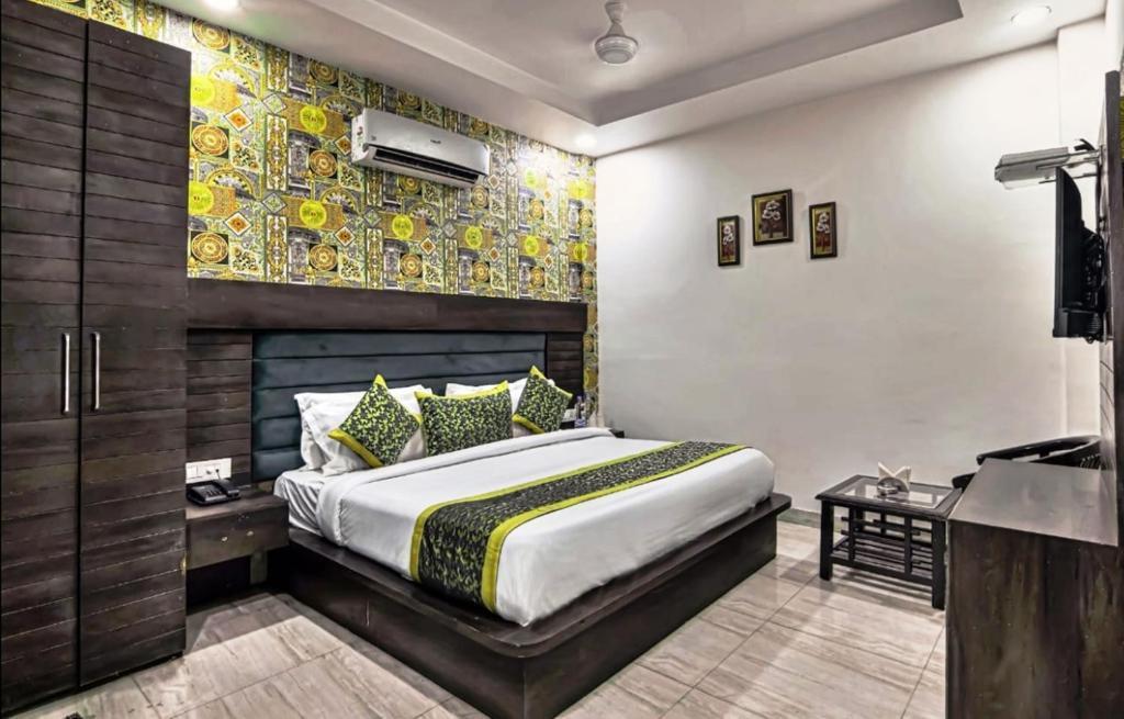 a double bed room with t.v at hotel royals grand galaxy in amritsar hotel_Image