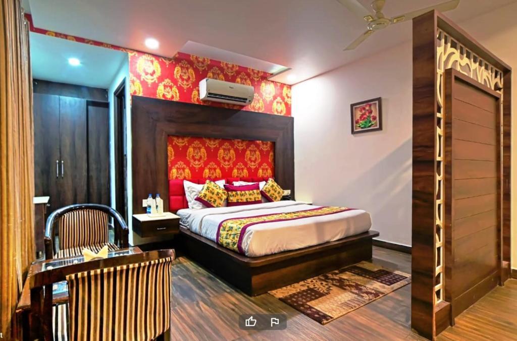 a double bed room with t.v at hotel royals grand galaxy in amritsar hotel_Image