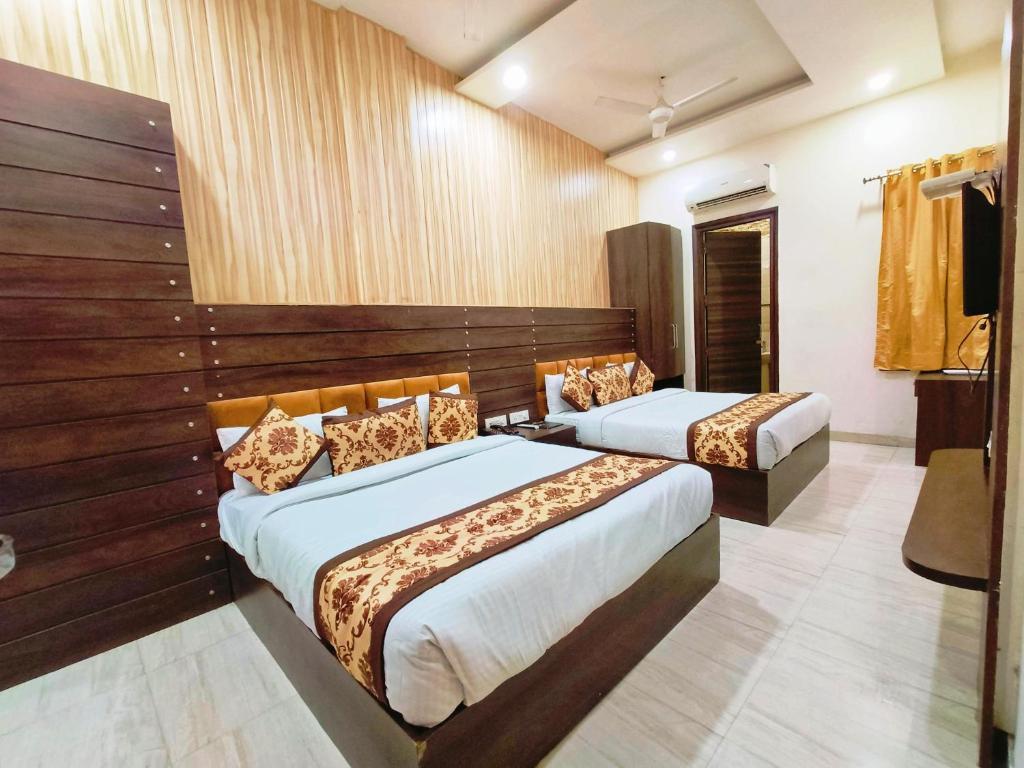 a double bed room with t.v at hotel royals grand galaxy in amritsar hotel_Image