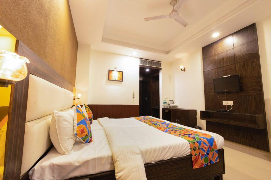 a bedroom with a tv at Hotel Sahibs LightHouse in Agra hotel_Image