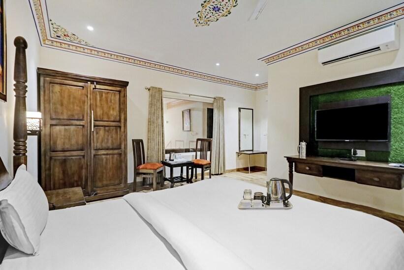 a bedroom with a tv at Hotel Sahibs Royal Ville in Agra hotel_Image