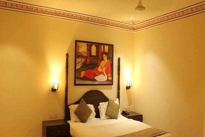a bedroom at Hotel Sahibs Royal Ville in Agra hotel_Image