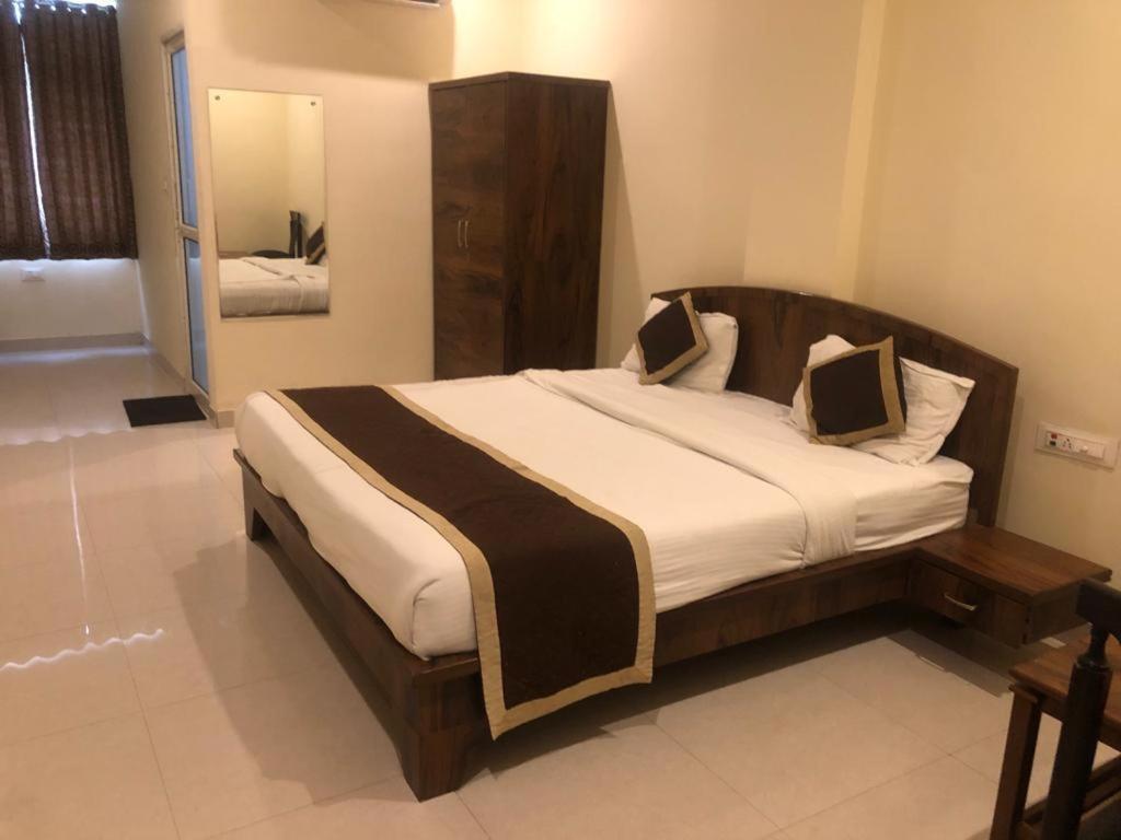 a double bed room with t.v and window at hotel shiv palace in jaipur hotel_Image