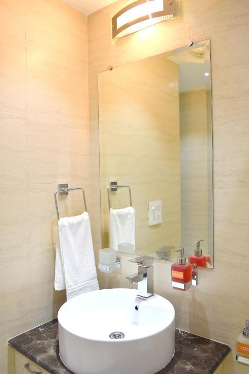 towel in bathroom at hotel tara palace Daryaganj in New Delhi hotel_Image