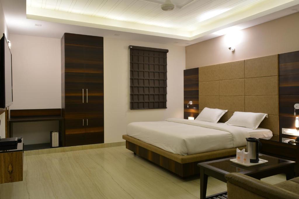 a double bed room with tv at hotel tara palace Daryaganj in New Delhi hotel_Image