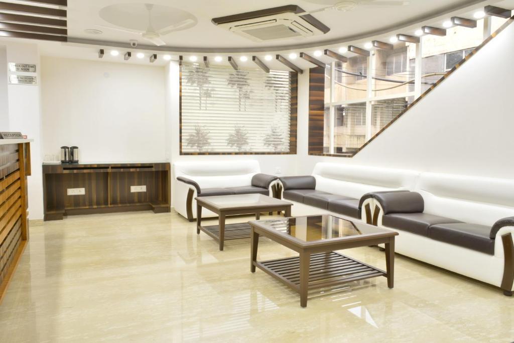 a reception area with sofa at hotel tara palace Daryaganj in New Delhi hotel_Image