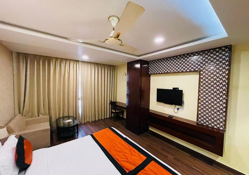a double bed room with t.v at hotel the westinn in varanasi hotel_Image