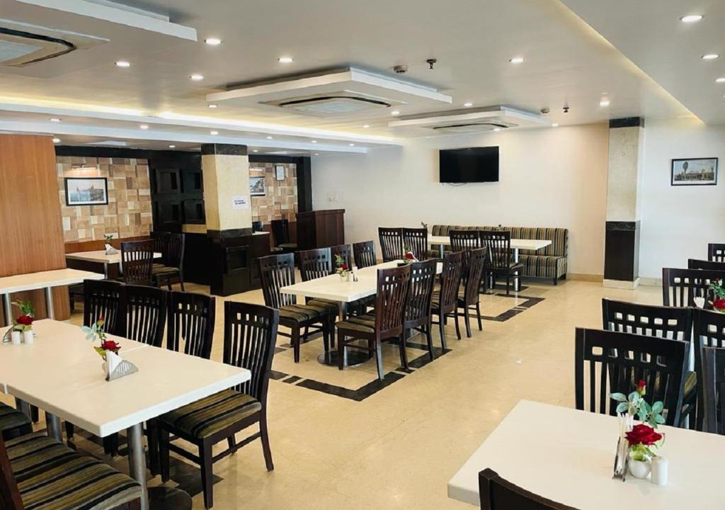 seating area at hotel the westinn in varanasi hotel_Image