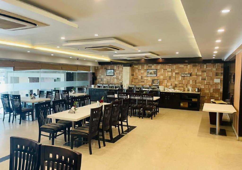 seating area at hotel the westinn in varanasi hotel_Image