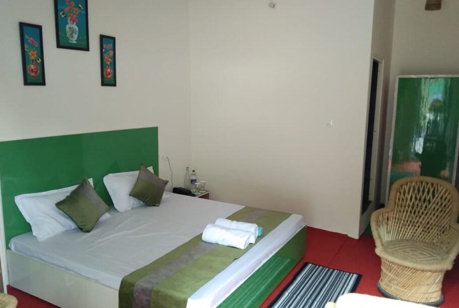 a bedroom with a large bed at hotel the whispering in Bir Billing hotel_Image