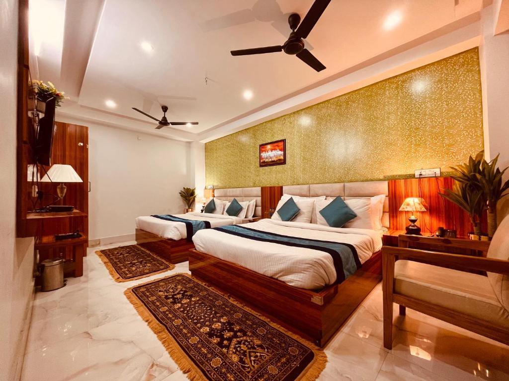 a double bed room with t.v at hotel tirath view in Rishikesh hotel_Image