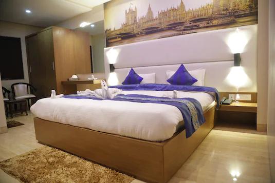 a double bed room with a sofa at hotel the mansion in Mathura hotel_Image