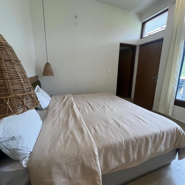 a bedroom with a large bed at house of views in Bir Billing hotel_Image