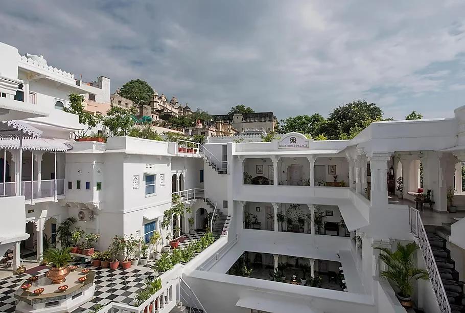 a front view of hotel and facade at staybook jagat niwas palaca hotel in udaipur hotel_Image