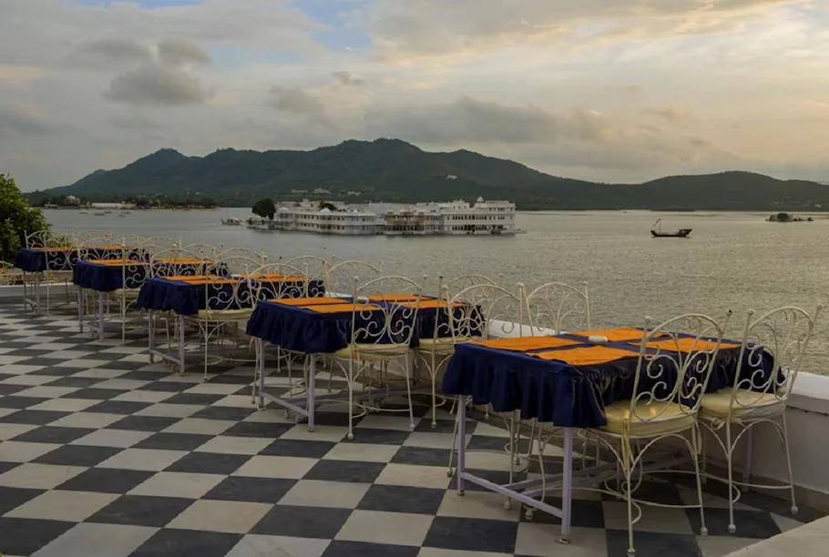 chairs and table at staybook jagat niwas palaca hotel in udaipur hotel_Image