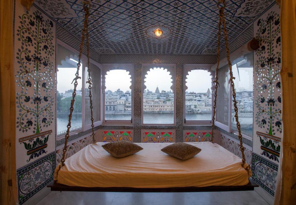a wonderful hotel view at lake pichola hotel in udaipur hotel_Image