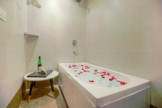 a tubs at mm hotel in chandigarh hotel_Image