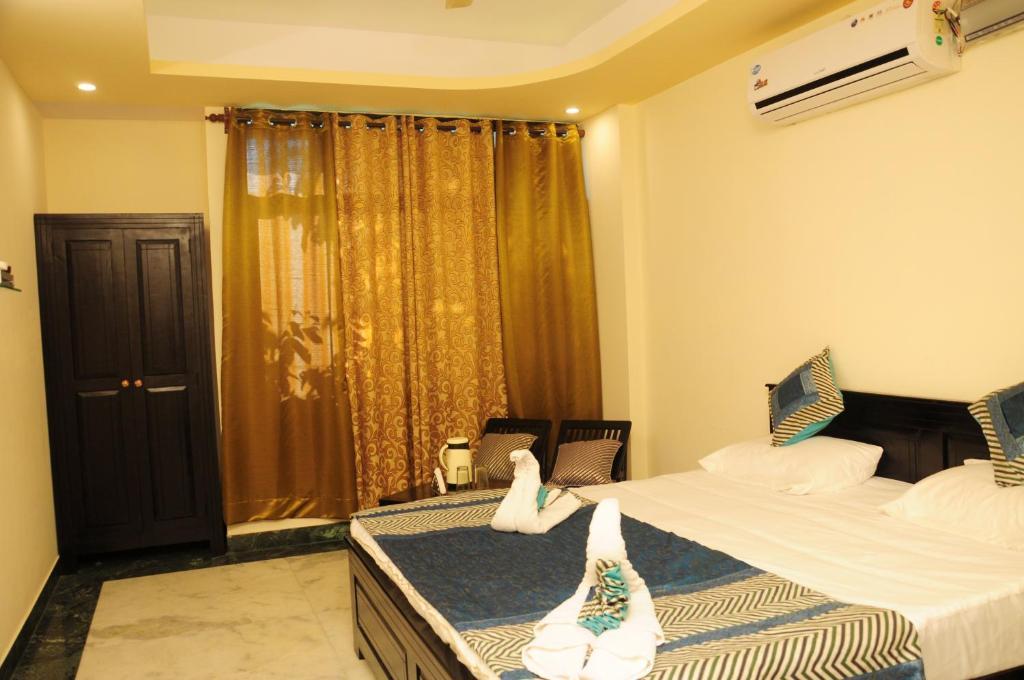 a bedroom with a large bed and wooden door at nahar singh haveli in jaipur hotel_Image