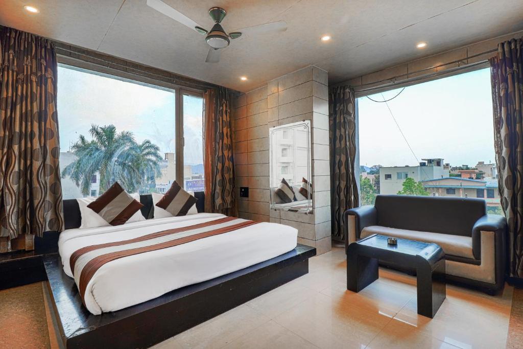 a bedroom with a large bed and colourful wall at oaktel hotel la plazo in haridwar hotel_Image