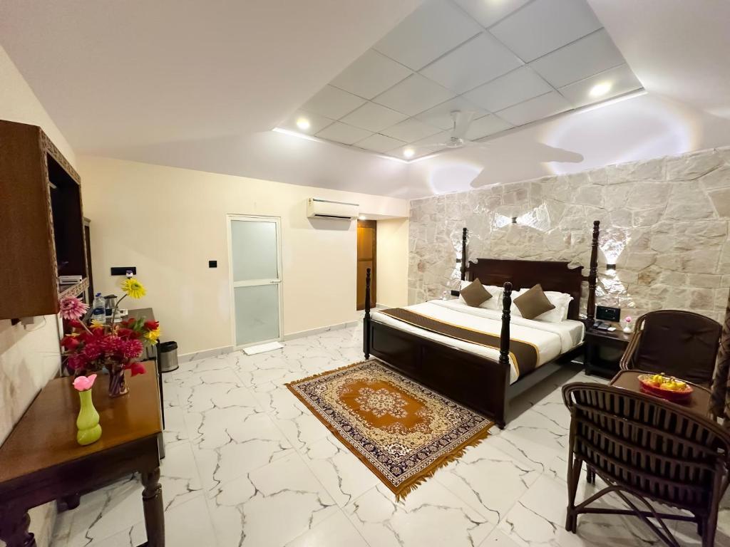 a double bed room with t.v at ranthambhore national resort sawai in madhopur hotel_Image