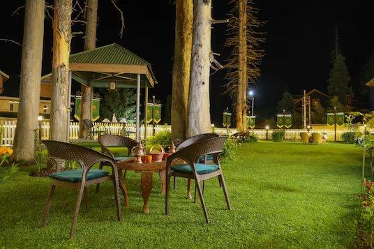 a garden area with chairs and table at shaw inn by stay pattern in gulmarg hotel_Image