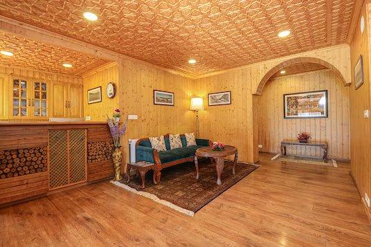 a meeting area with sofa and a table at shaw inn by stay pattern in gulmarg hotel_Image